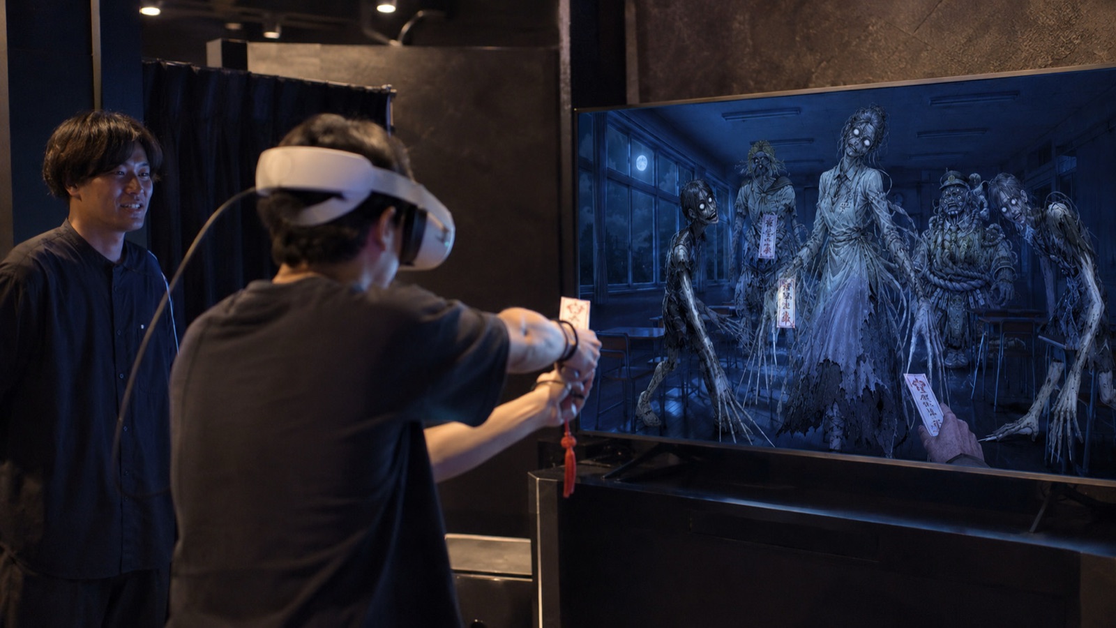 VRヘッドセットでホラーシューティングを体験している様子